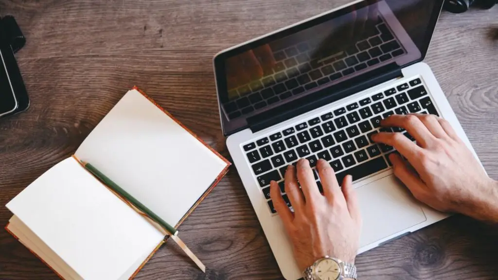 Comment rédiger une offre d'achat efficace ? 1 personne entrain de rédiger une offre d'achat efficace