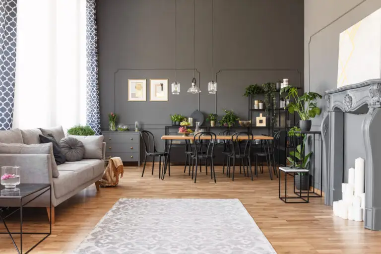 Intérieur contemporain d'appartement avec mobilier design