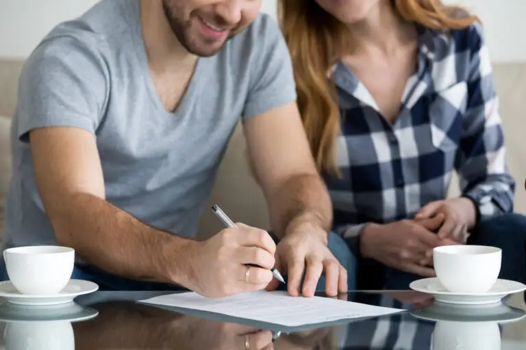 couple signant un document important