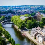 Vue sur la ville de Namur avec la Meuse et la verdure