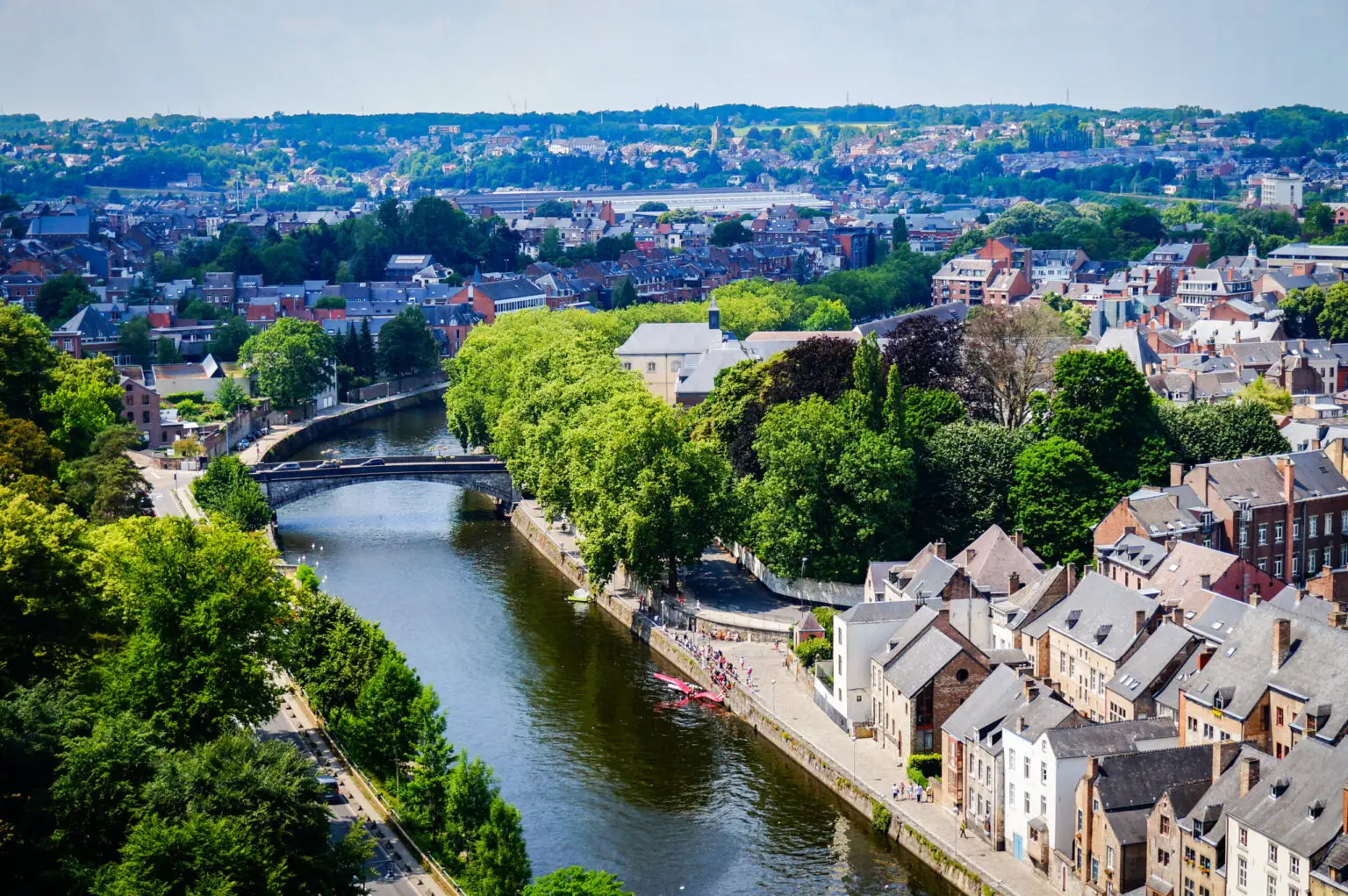Vue sur la ville de Namur avec la Meuse et la verdure