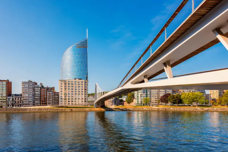 vue du pont moderne à liège