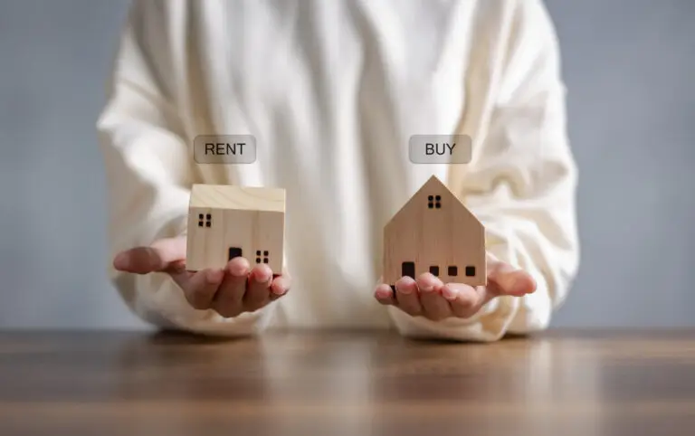 main tenant maisons miniatures représentant achat et location
