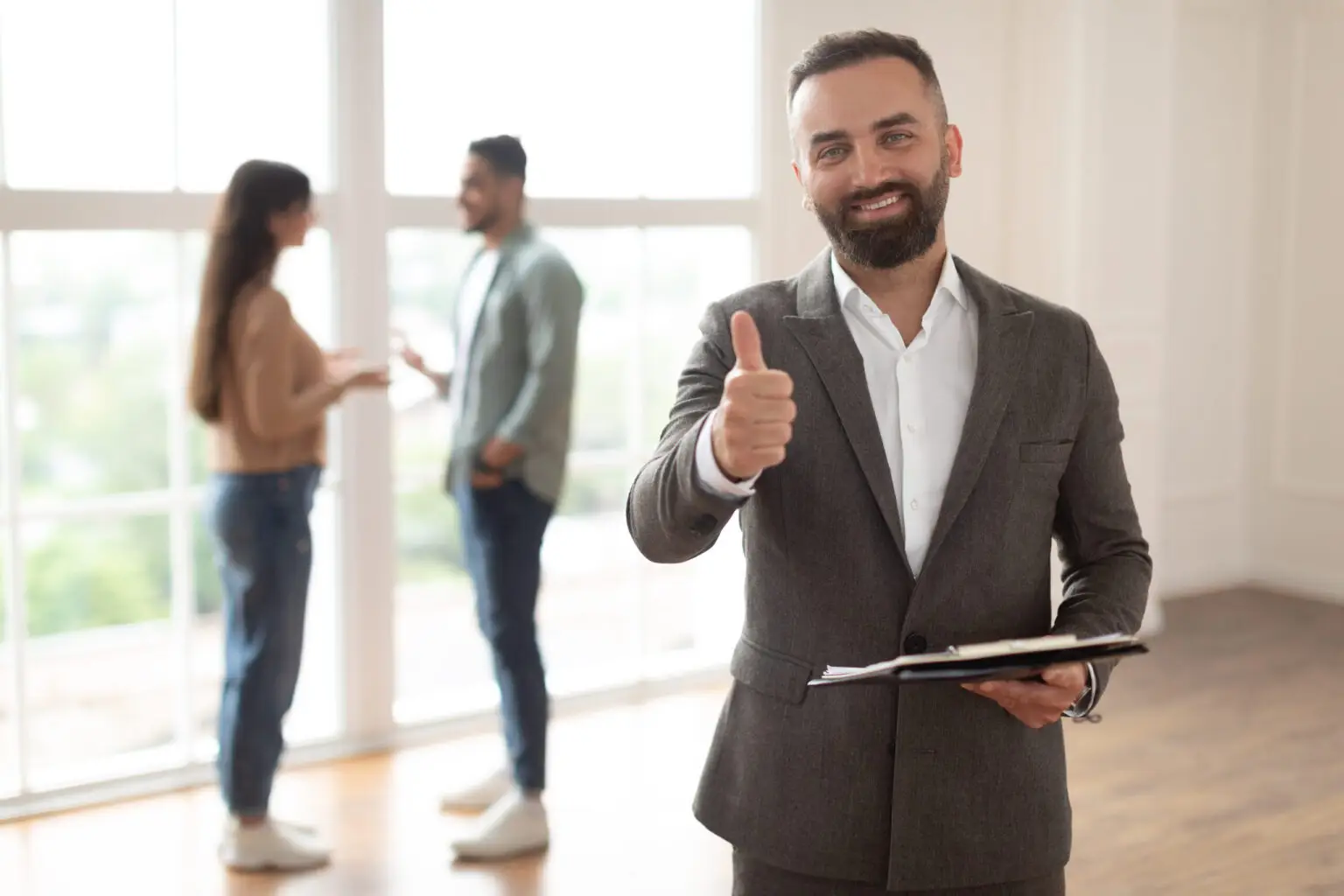 Agent immobilier dans un intérieur moderne