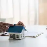 personnes entrain de rédiger une offre d'achat
