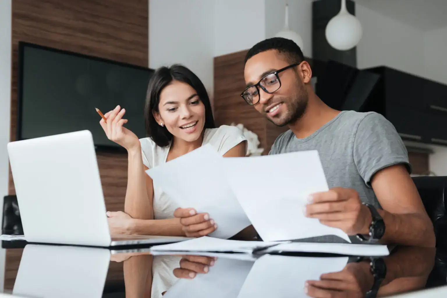 Agent immobilier et client examinant des papiers à une table