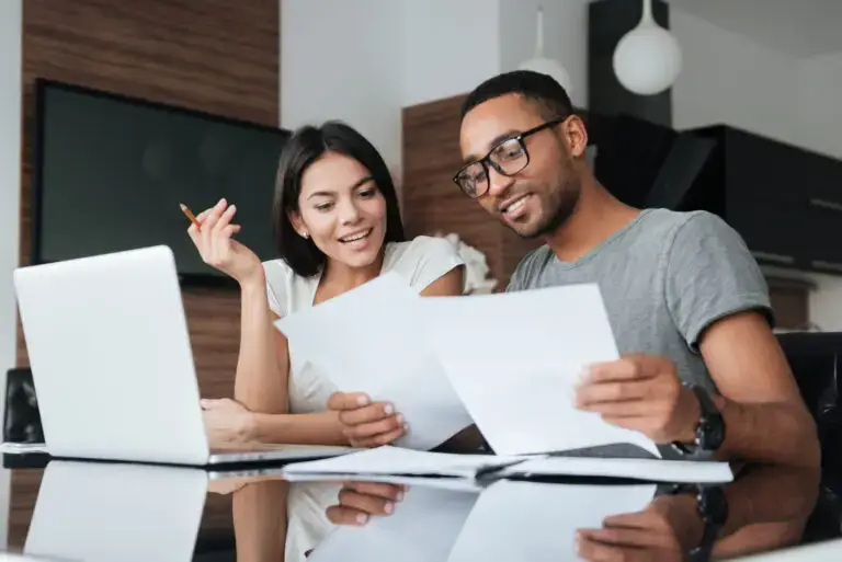 Agent immobilier et client examinant des papiers à une table