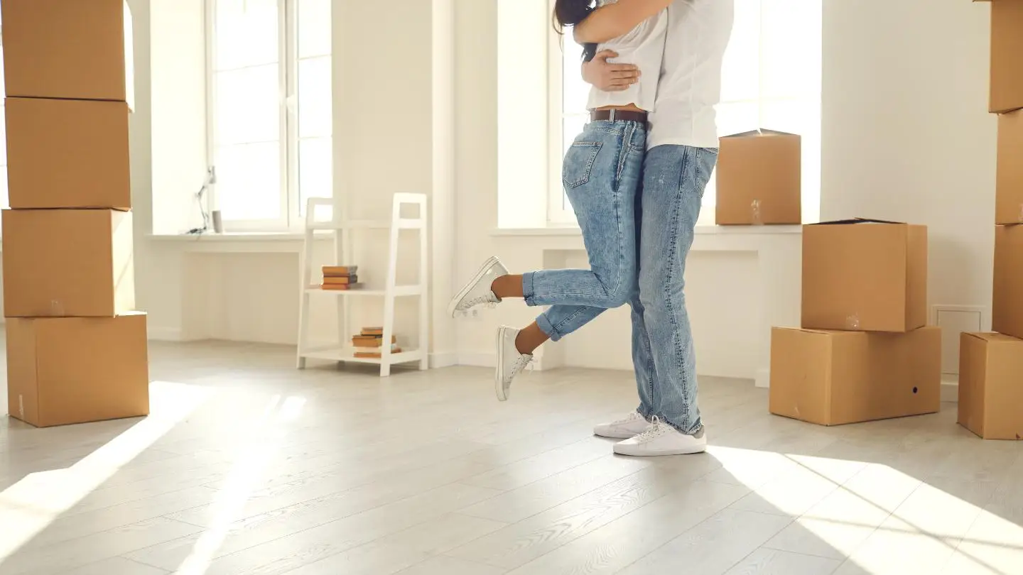 couple-heureux-avec-des-cartons
