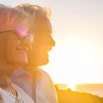 couple-souriant-au-coucher-de-soleil