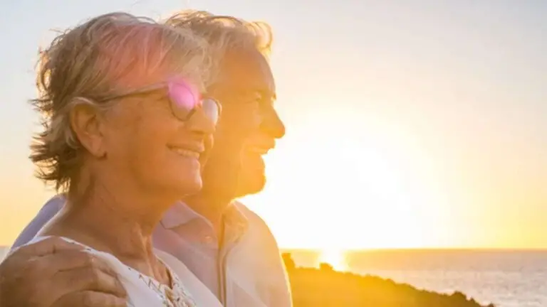 couple-souriant-au-coucher-de-soleil