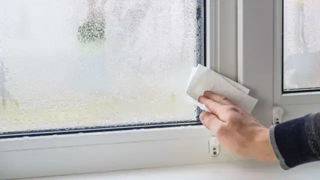 nettoyage des fenêtres pour réduire l'humidité
