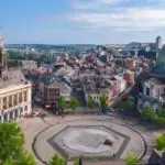 Panorama urbain de Charleroi avec des bâtiments historiques