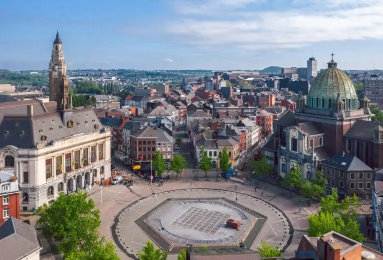 Panorama urbain de Charleroi avec des bâtiments historiques