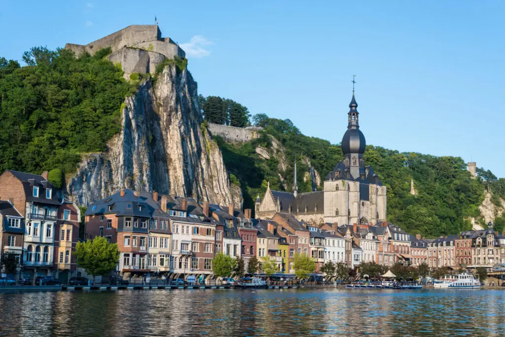 Vue de Dinant avec la collégiale et le fort