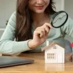 Agent immobilier examinant des maquettes de maisons