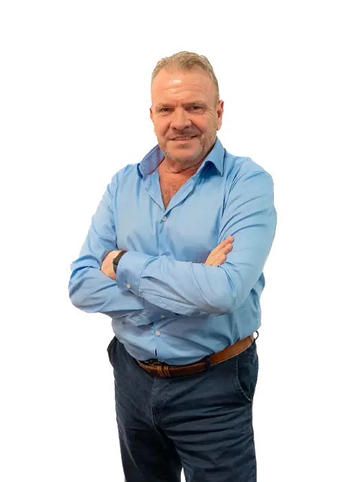 Agent immobilier souriant avec les bras croisés
