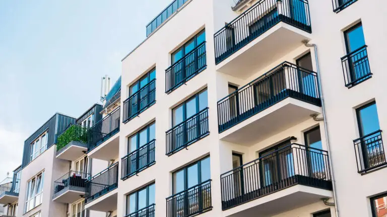 Immeubles contemporains avec balcons, disponibles à la vente