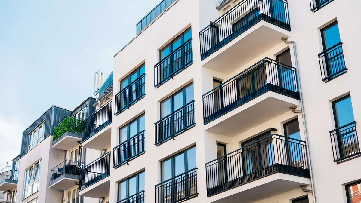 Immeubles contemporains avec balcons, disponibles à la vente
