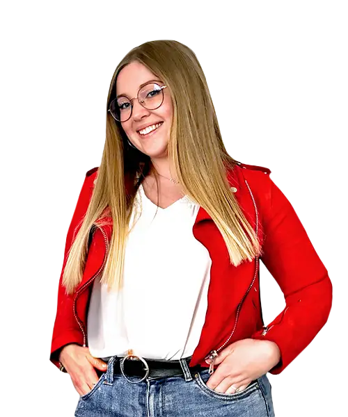 Agent immobilier professionnel souriante avec une veste rouge