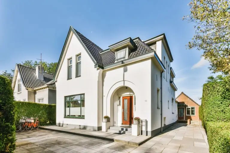 Maison contemporaine avec grande façade