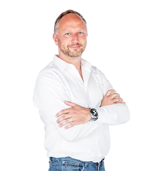 Agent immobilier souriant avec les bras croisés