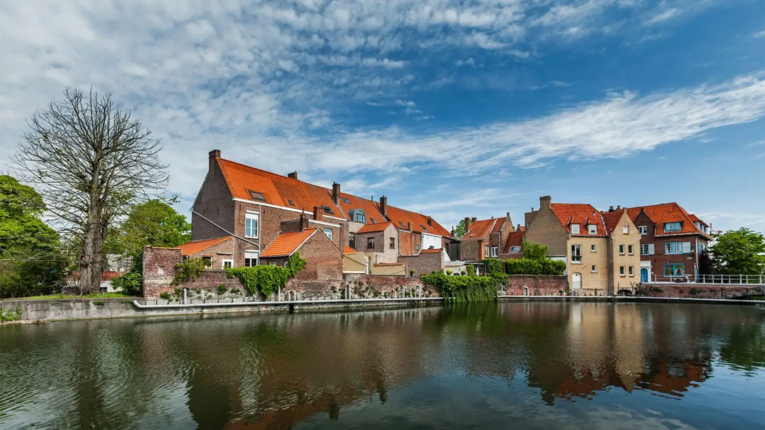 paysage-de-villas-avec-reflet