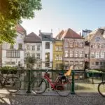 Vue sur des maisons historiques et des vélos au bord de l'eau