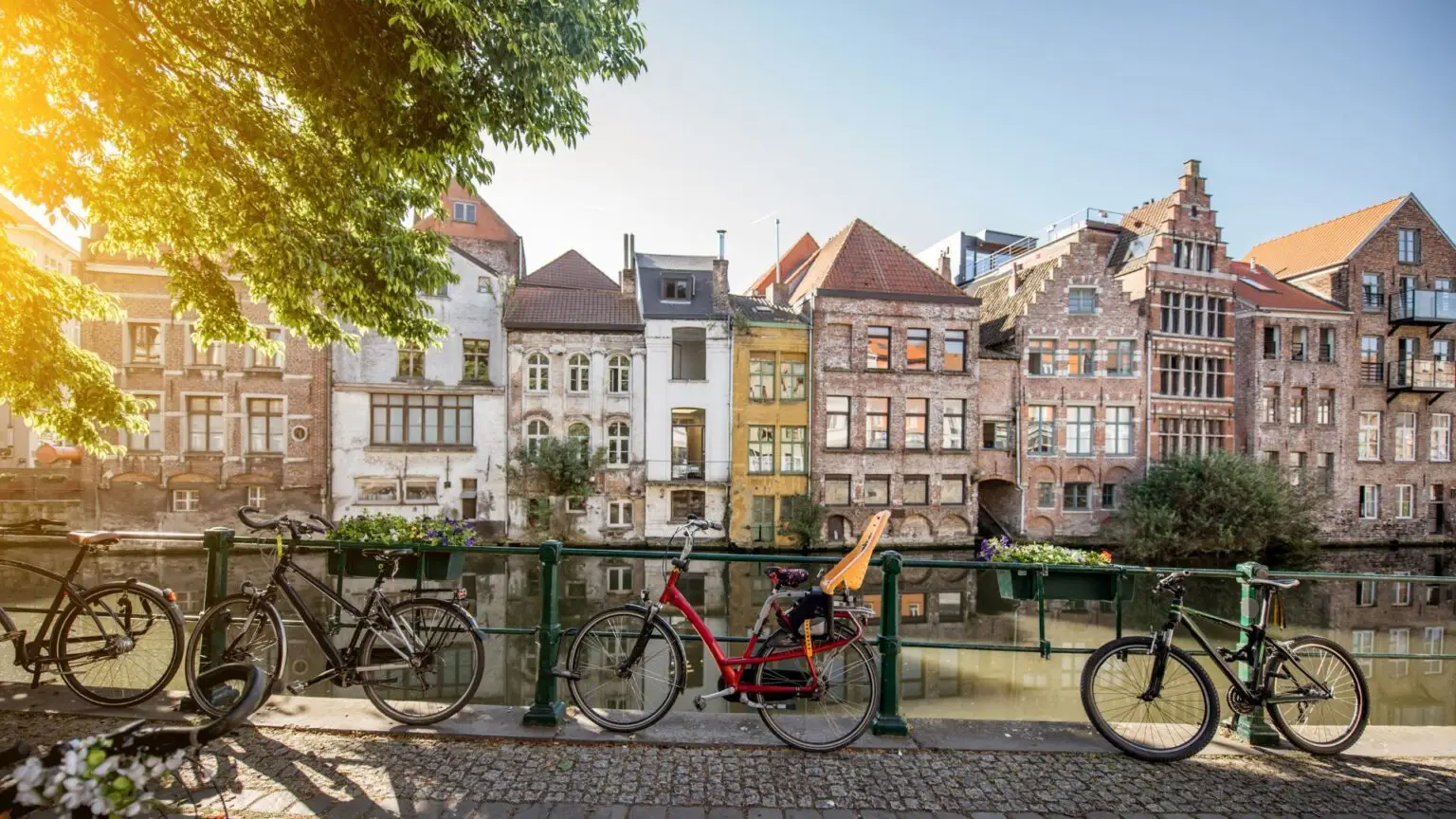 Vue sur des maisons historiques et des vélos au bord de l'eau