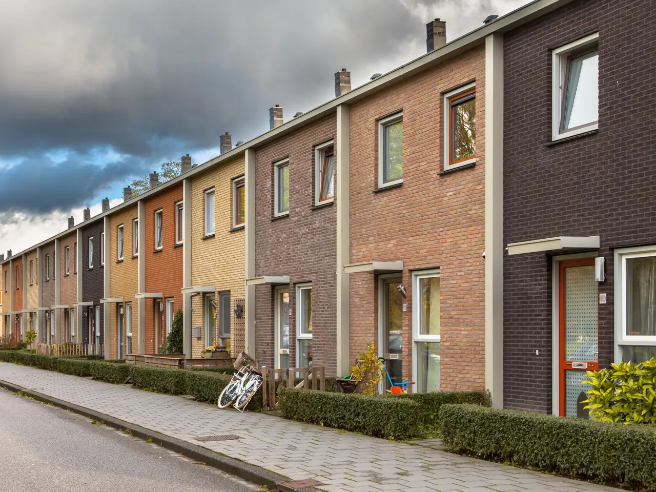 Maisons alignées avec facades colorées
