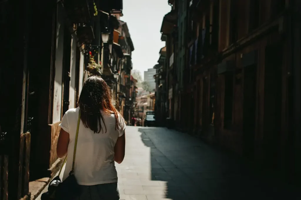 silhouette-femme-dans-rue
