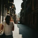 silhouette-femme-dans-rue