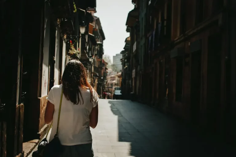 silhouette-femme-dans-rue