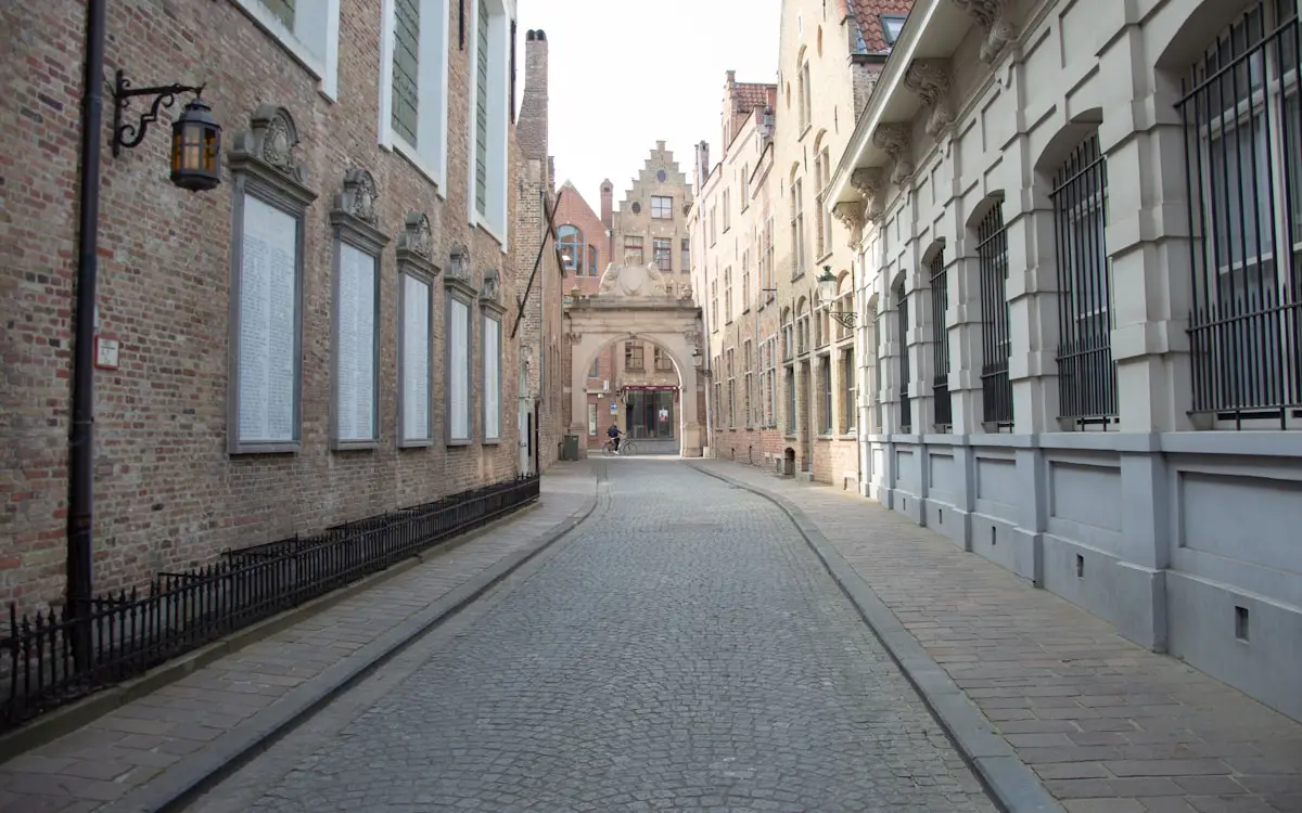 rue historique avec bâtiments anciens