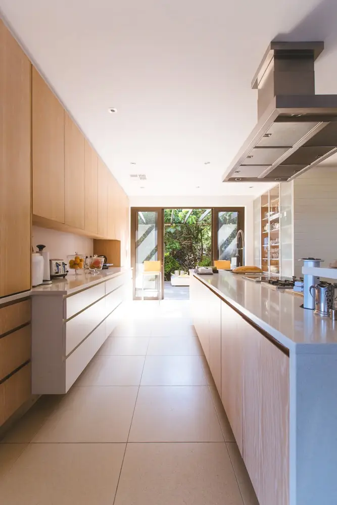 cuisine spacieuse et lumineuse avec îlot