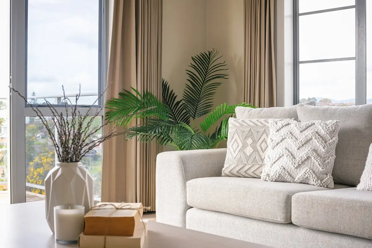 Intérieur d'un salon moderne avec canapé et plantes