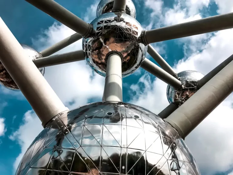 L'Atomium à Bruxelles, un symbole architectural iconique, reflétant la modernité et la culture.