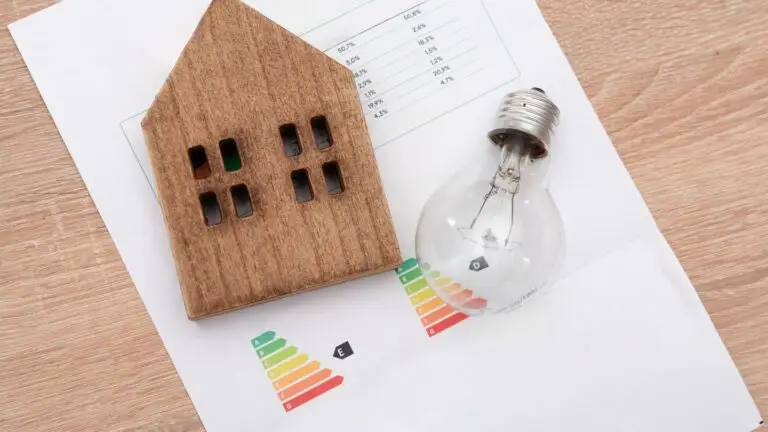 maison écologique en bois et ampoule sur papier