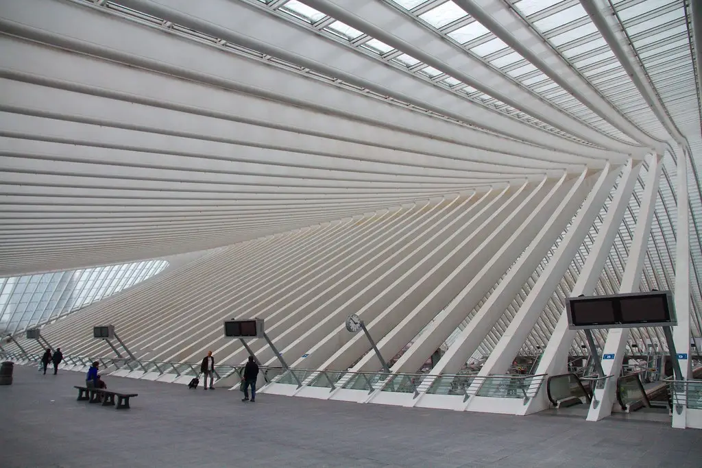 Intérieur d'une gare avec design architectural innovant