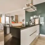 Cuisine contemporaine avec vue dégagée
