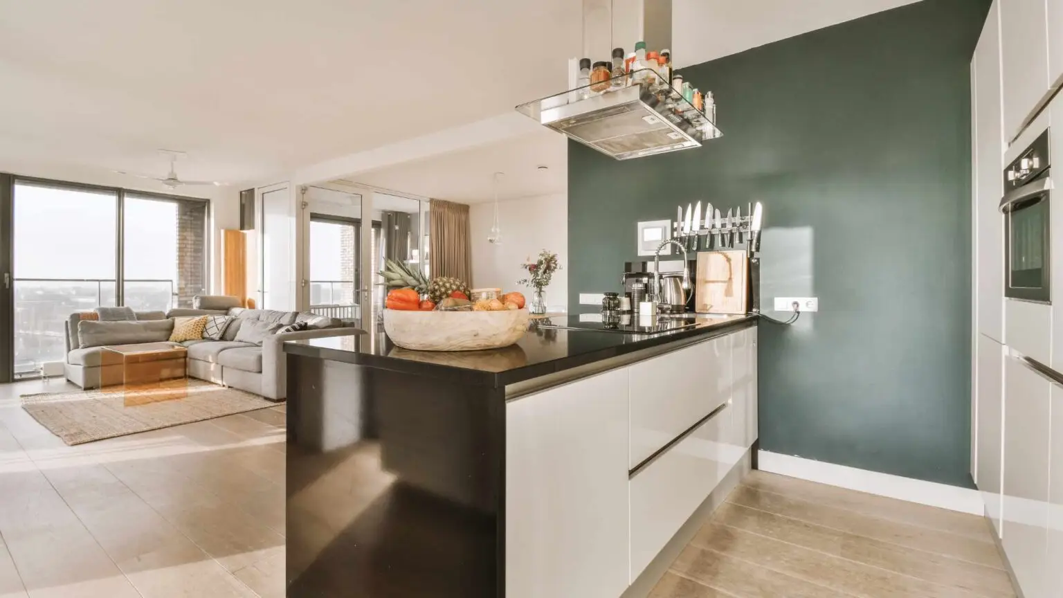 Cuisine contemporaine avec vue dégagée