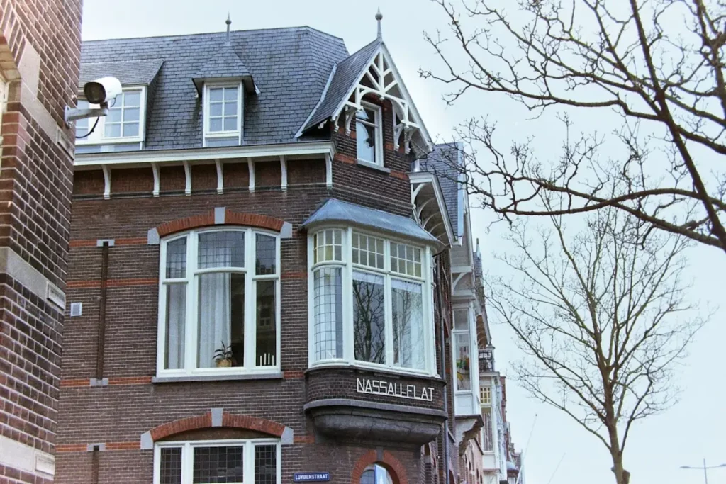maison en briques avec fenêtres