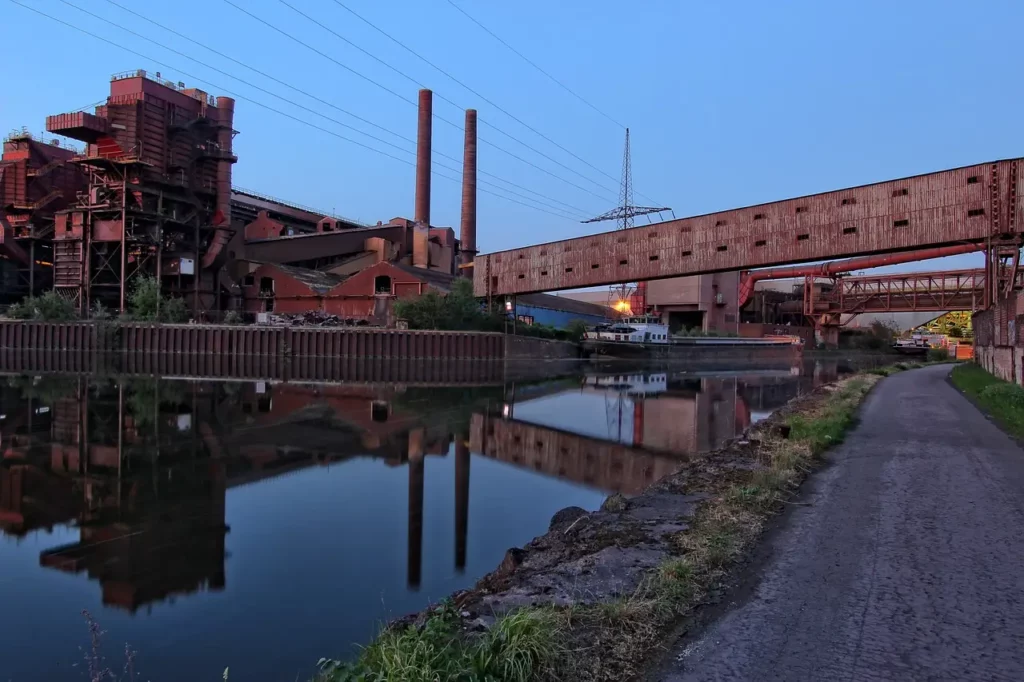 industrie urbaine à la tombée de la nuit avec reflets dans l'eau