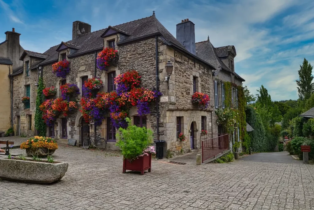 maison pittoresque avec fleurs colorées