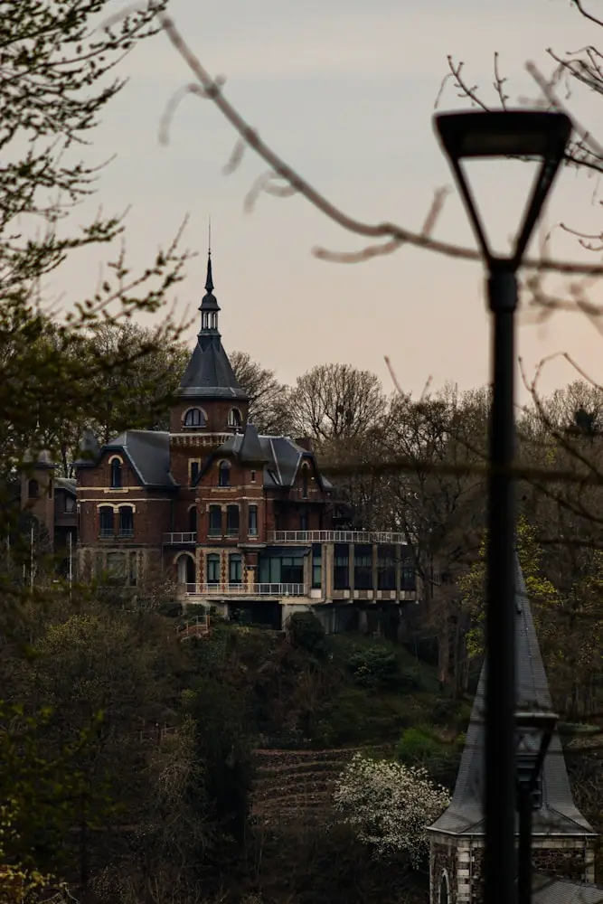 Maison historique entourée de verdure