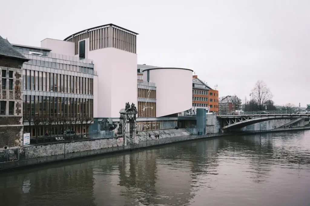 Bâtiment contemporain avec vue sur la rivière
