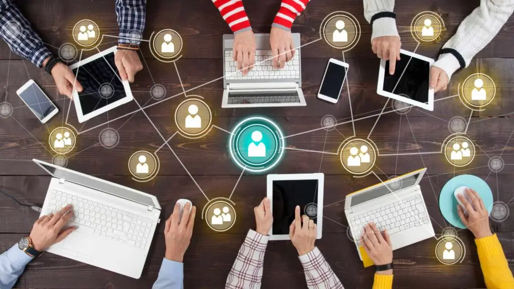 interaction-entre-utilisateurs-sur-appareils-numeriques