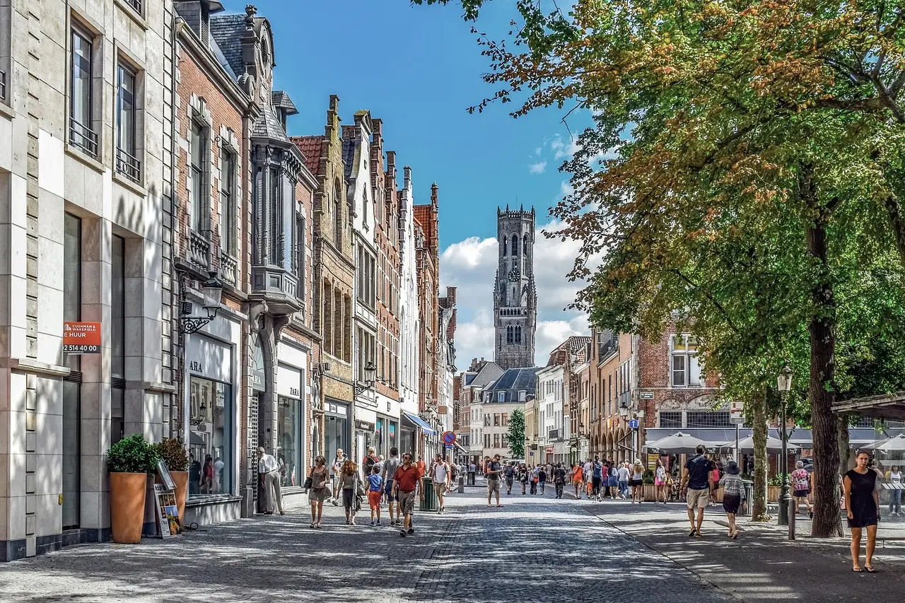 vue d'une rue avec architecture historique