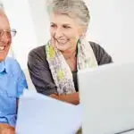 seniors-utilisant-un-ordinateur