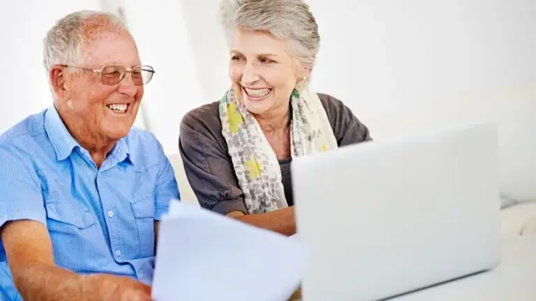 seniors-utilisant-un-ordinateur