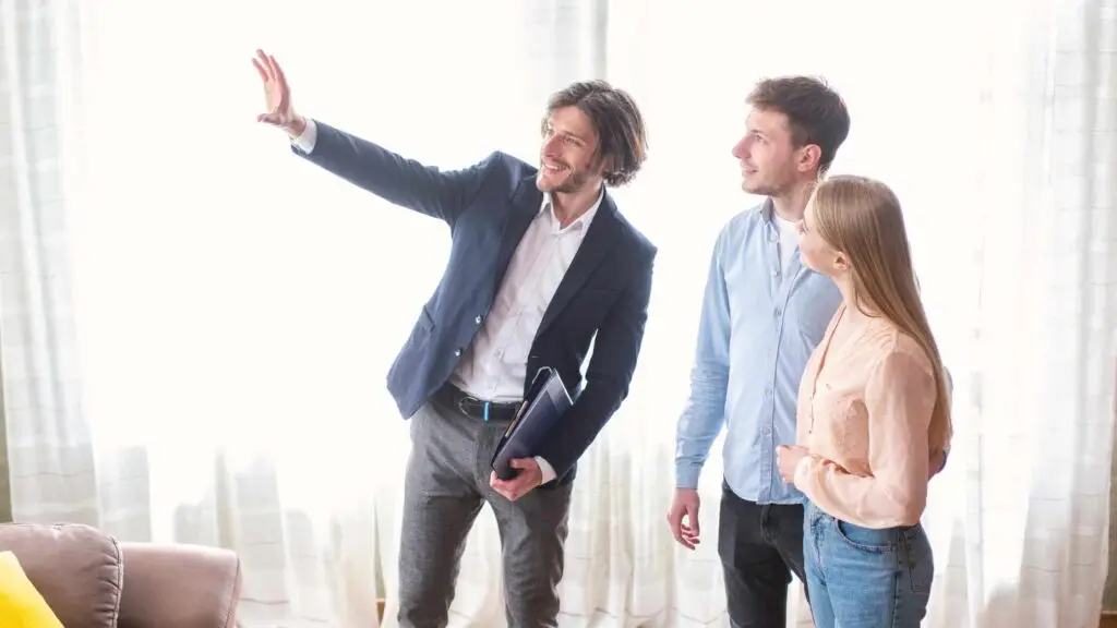 Agent immobilier montrant une propriété à des clients